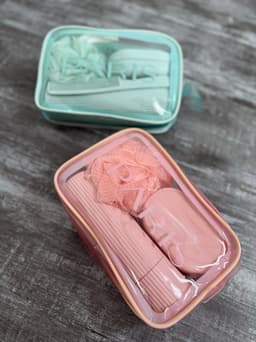 Neceser mas kit para higiene personal por MAYOR ($150 c/u paquete de 6 unidades)